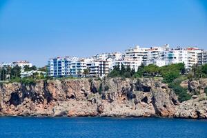 el línea costera de antalya, el paisaje de ciudad de antalya es un ver de el costa y el mar. foto