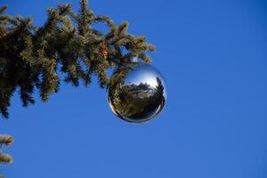 decoraciones nuevo año árbol. oropel y juguetes, pelotas y otro decoraciones en el Navidad Navidad árbol en pie en el abierto aire. foto