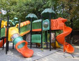 para niños patio de recreo en el ciudad parque. un moderno patio de recreo en el ciudad foto