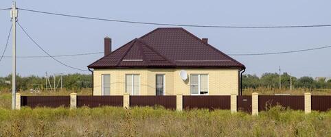 el casa con el plastico ventanas y un techo de acanalado sábana foto