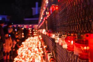 luz de una vela vigilia retenida en honor de Letonia independencia día festividades foto