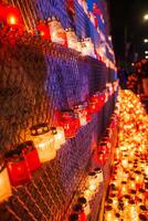 noche luz de una vela tributo honrando Letonia independencia día foto