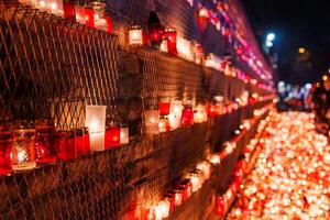 luz de una vela vigilia retenida en honor de Letonia independencia día festividades foto