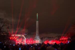 noche festividades a el libertad Monumento en riga, letonia foto