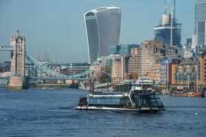 disfrutar un sereno Támesis río crucero, presentando el icónico torre puente en Londres, Reino Unido. foto
