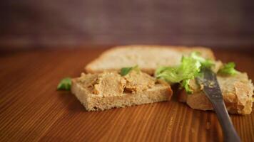 eigengemaakt vlees paté met brood Aan een houten tafel video