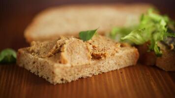 eigengemaakt vlees paté met brood Aan een houten tafel video