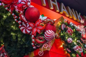 disfrutar un festivo Navidad guirnalda adornado con rojo adornos, Londres, Reino Unido. foto