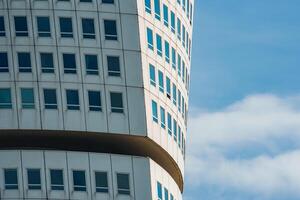 curvo moderno edificio fachada con azul vaso en malmo foto