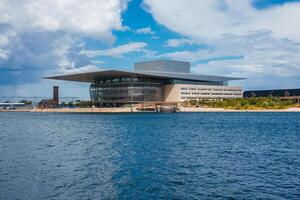 contemporáneo Copenhague frente al mar edificios con brillante, reflexivo fachadas foto