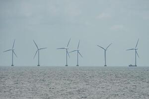 costa afuera viento turbinas en el oresund estrecho cerca Copenhague y malmo foto