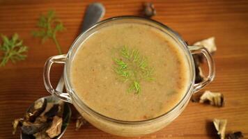 caldo fatti in casa verdura vegetariano la minestra con secco funghi nel un' bicchiere ciotola video