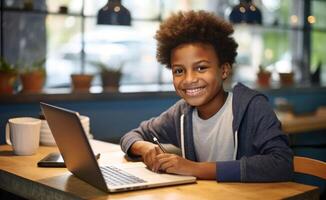 ai generado un pequeño negro chico trabajando en su ordenador portátil computadora a un escritorio con un sonrisa foto