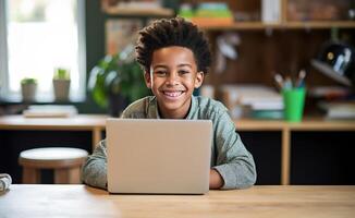ai generado un pequeño negro chico trabajando en su ordenador portátil computadora a un escritorio con un sonrisa foto