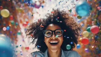 ai generado niña con lentes lanzamiento globos en el aire foto