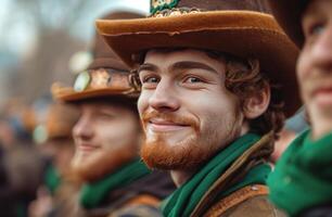 ai generado hombres en verde y marrón sombreros a un S t patrick's día fiesta foto