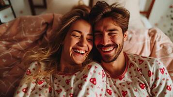 ai generado un contento Pareja en pareo pijama se ríe mientras acostado en cama foto