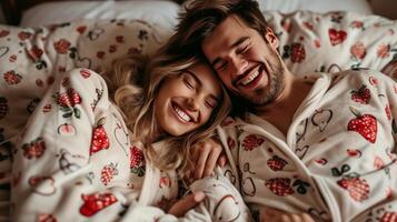 ai generado un contento Pareja en pareo pijama se ríe mientras acostado en cama foto
