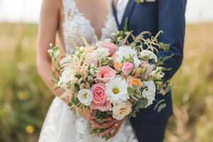 ai generado un hermosa Boda Pareja participación un ramo de flores de suave rosado y blanco flores foto