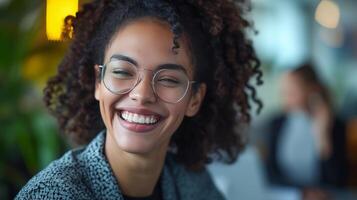 ai generado colegas compartiendo un abundante risa durante un productivo lluvia de ideas sesión en un moderno oficina foto