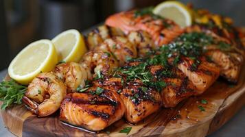 ai generado un de madera servicio plato adornado con un formación de A la parrilla Mariscos delicias foto