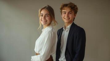 ai generado un joven mujer en marrón pantalones y un blanco camisa soportes sonriente espalda a espalda con un joven hombre en un oscuro azul traje foto