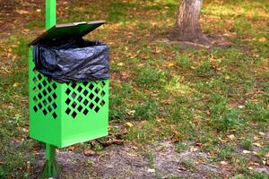 basura lata compartimiento cesta para animal heces en un ciudad parque foto