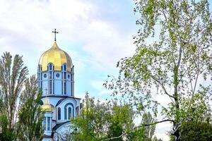 cristiano catedral con dorado domos.primavera cierne arboles foto