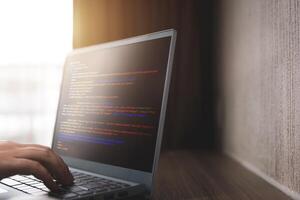 web diseño y seguridad proteccion concepto. programador programación web desarrollo código en un ordenador portátil computadora. con Copiar espacio foto