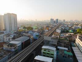 aéreo ver de Bangkok centro, cielo tren ferrocarril, carros en tráfico la carretera y edificios, Tailandia foto