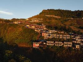 un ver de un pueblo en un ladera foto