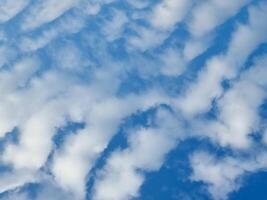 hermosa resumen azul ola cielo alto grande forma nubes antecedentes en verano degradado ligero belleza antecedentes. hermosa brillante altocúmulo nube y calma Fresco viento aire foto