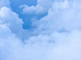 resumen azul cielo alto blanco grupo forma nubes antecedentes en verano degradado ligero al aire libre belleza antecedentes. hermosa brillante nube y calma Fresco viento aire foto