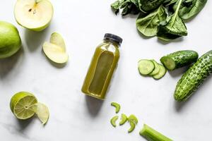 botella de verde zalamero con apio y manzana en blanco antecedentes foto