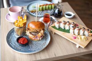 hamburguesa y francés papas fritas con salsa en de madera mesa en restaurante foto