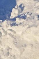 bultos de nieve en invierno. nieve y ligero durante el día. ventisqueros foto