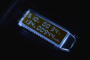 USB medición dispositivo. el eléctrico metro de el USB dispositivos. el pantalla de el dispositivo en el noche. foto