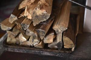 Cortado leña. de madera leña para astillas el cocina. madera combustible. foto