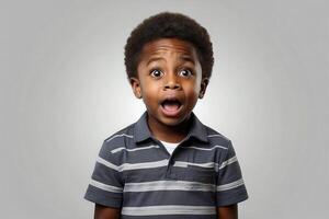 ai generado estudio retrato de un joven negro chico, mirando a el cámara con un sorprendido expresión en su rostro. aislado en un llanura antecedentes. foto