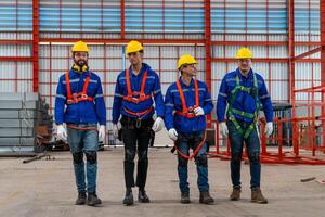 artesanos equipo es exitoso y hace alto cinco motivación en un fábrica salón profesional industria ingeniero y fábrica capataz trabajador equipo persona vistiendo la seguridad casco difícil sombrero, técnico equipo. foto