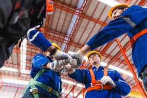 artesanos equipo es exitoso y hace alto cinco motivación en un fábrica salón profesional industria ingeniero y fábrica capataz trabajador equipo persona vistiendo la seguridad casco difícil sombrero, técnico equipo. foto