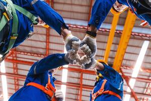 artesanos equipo es exitoso y hace alto cinco motivación en un fábrica salón profesional industria ingeniero y fábrica capataz trabajador equipo persona vistiendo la seguridad casco difícil sombrero, técnico equipo. foto