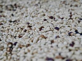 textura de café frijoles, frijoles rebanadas de verde hojas. hermosa luz, vigor de café frijoles, entre café arbustos, asado café frijoles en antiguo de madera mesa foto