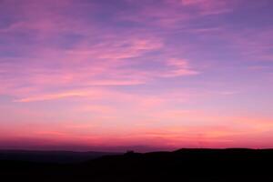 pastel Sueños un fascinante lona pintado en hermosa pastel cielo, revelando de la naturaleza tranquilo elegancia y creando un sereno horizonte rebosante con suave matices y etéreo belleza foto