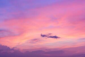 pastel Sueños un fascinante lona pintado en hermosa pastel cielo, revelando de la naturaleza tranquilo elegancia y creando un sereno horizonte rebosante con suave matices y etéreo belleza foto