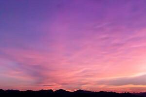 pastel Sueños un fascinante lona pintado en hermosa pastel cielo, revelando de la naturaleza tranquilo elegancia y creando un sereno horizonte rebosante con suave matices y etéreo belleza foto