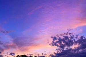 pastel Sueños un fascinante lona pintado en hermosa pastel cielo, revelando de la naturaleza tranquilo elegancia y creando un sereno horizonte rebosante con suave matices y etéreo belleza foto