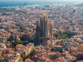 aéreo ver de Barcelona ciudad horizonte y sagrada familia catedral a puesta de sol foto