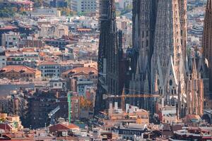 de barcelona horizonte, presentando el sagrada familia y ciudad arquitectura. foto