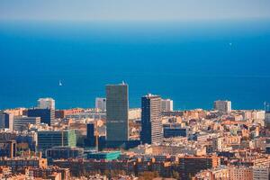 panorámico ver de de barcelona paisaje urbano y Mediterráneo línea costera foto